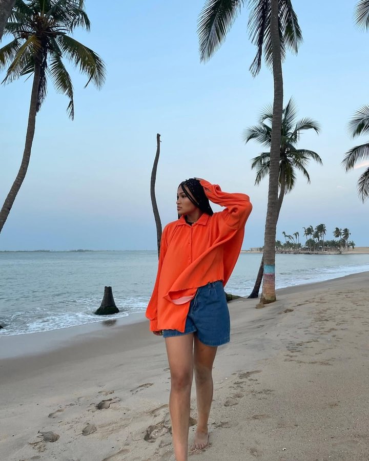 Instagram post by @briannamckayla for Fashion to Figure. Caption reads: 𝐂𝐢𝐞𝐥𝐨 𝐚𝐳𝐮𝐥, 𝐩𝐚𝐧𝐭𝐚𝐥𝐨𝐧𝐞𝐬....