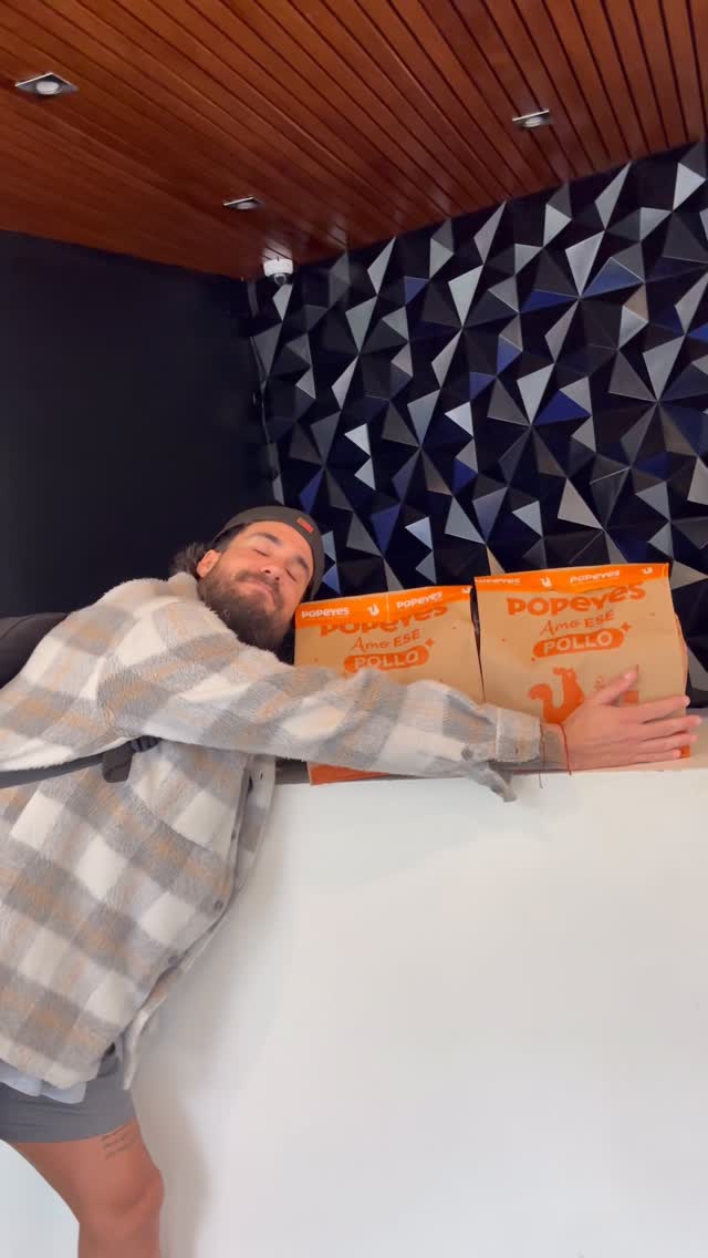 Instagram post by @ginoasseretocarpena for Popeyes. Caption reads: Esa salsa viral es real y está en....