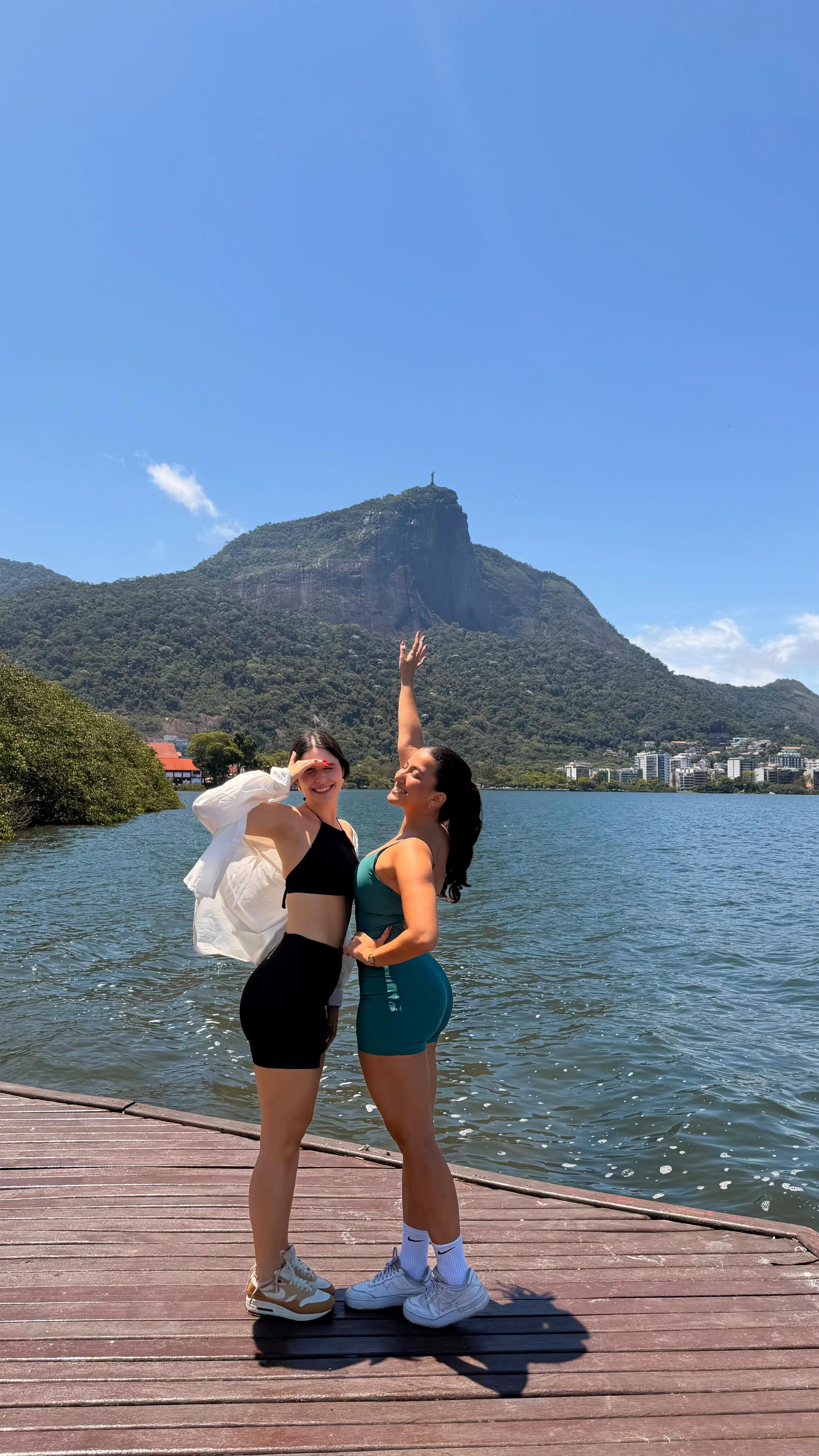 Instagram post by @dryaalves_ for Calzedonia. Caption reads: aprovado?? 🖤🛟

#poolparty #look #dicas #noturna....