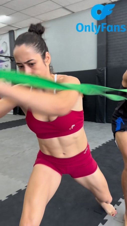 Instagram post by @brunabrasilmma for OnlyFans. Caption reads: [...] ON👊🏻 Treino completo lá no meu @onlyfans .....