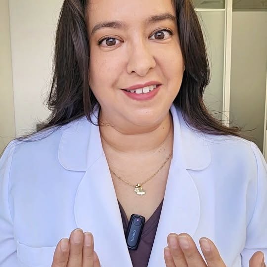 Instagram post by @drasoky for SkinCeuticals. Caption reads: .
✨ El efecto Glass Skin llegó para quedarse.
Y....