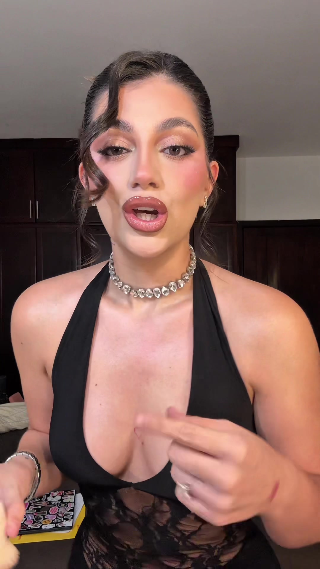 TikTok post by @marbloggss for Patrick Ta. Caption reads: wey neta luego me agradecen, si usas escote PONTE....