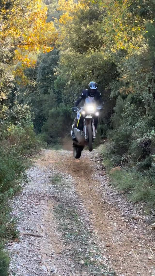 Instagram post by @twintravel.adv for Mosko Moto. Caption reads: Rocket 901🚀 enjoy the sound💥
.
.
#Leatt....