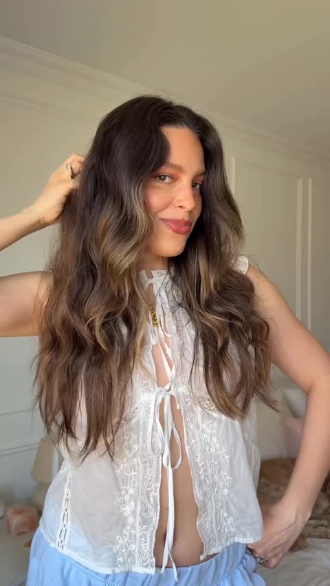 Instagram post by @vanessa.anna for DESIGNME Hair. Caption reads: Heatless beachy undone waves with @designmehair....