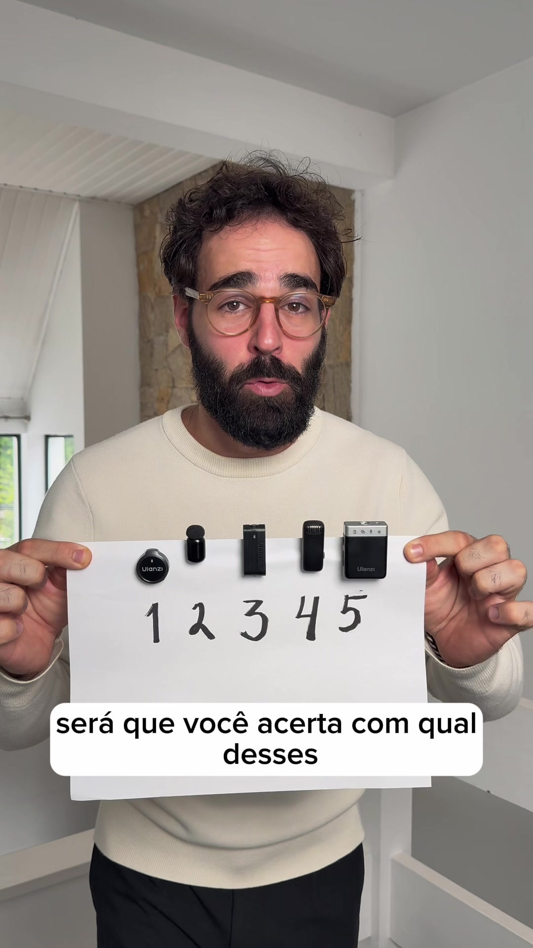 TikTok post by @puccistudio for Ulanzi. Caption reads: [...] Nesse vídeo eu comparo 5 microfones da....