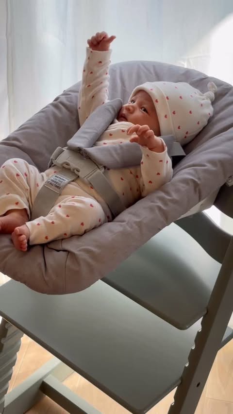 Instagram post by @sakura981118 for Stokke. Caption reads: @stokkejapan Tripp Trapp🪑 ストッケのトリップトラップ🤍 [...].