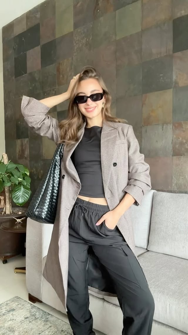 Instagram post by @victoria_t.i for SHASA. Caption reads: [...] un poco diferente 👌🏼✨ Full look de....