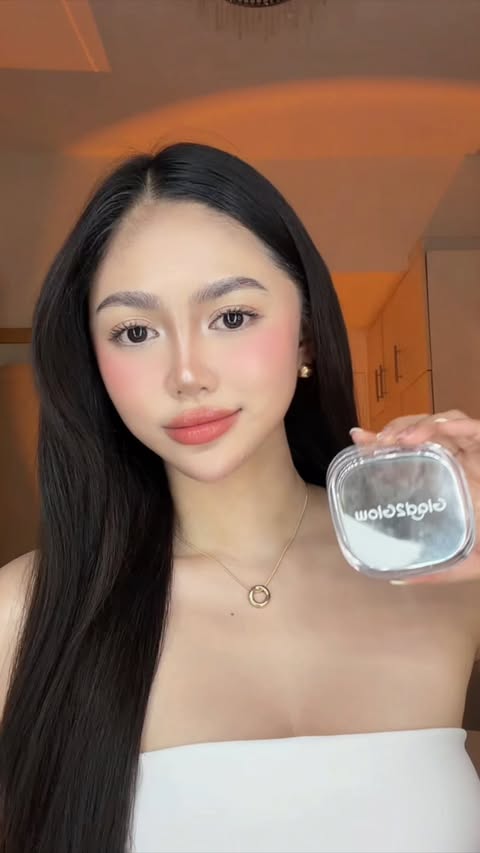 Instagram post by @charlynn_icban for Glad2Glow Philippines. Caption reads: for that glowy radiant base✨ always ready with G2G....