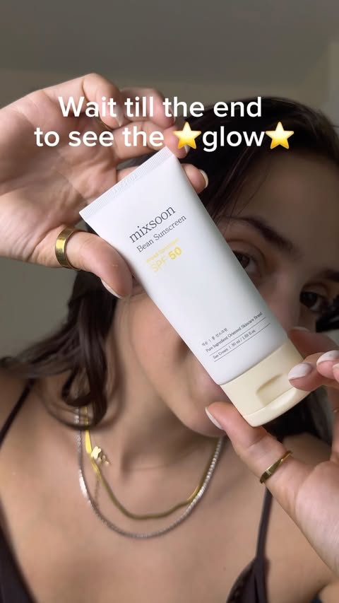 Instagram post by @katie_surmm for Mixsoon. Caption reads: @mixsoon_global ⭐️❤️ #mixsoon #beanserum [...].