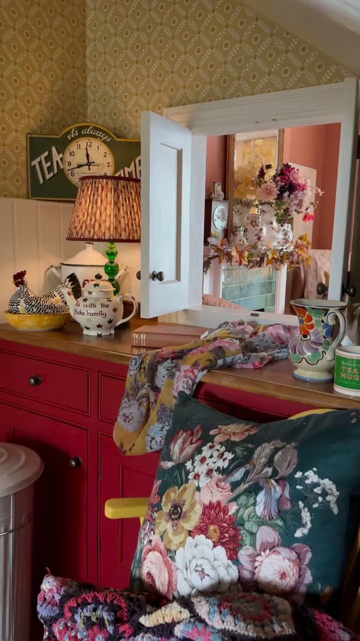 Instagram post by @emmasflowergarden for Son de Flor. Caption reads: Good afternoon everyone 
Happy Friday!

As....