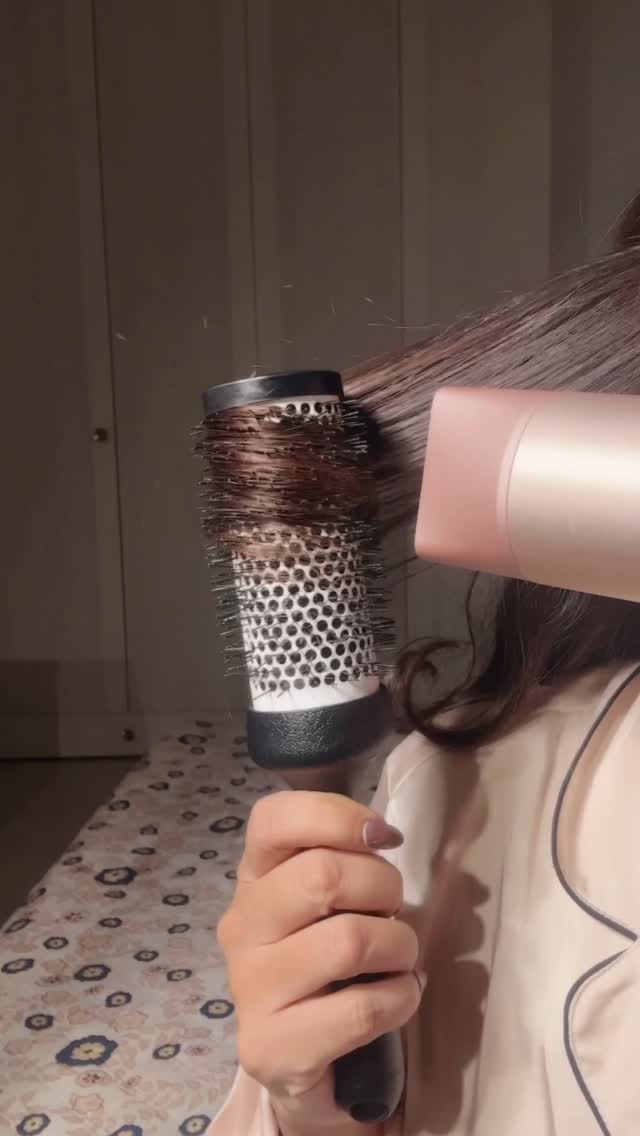 Instagram post by @kiwitandon for Philips News. Caption reads: Never thought I’d call a hairdryer hydrating but....