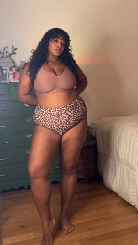 Instagram post by @veroocampos for Knix. Caption reads: ✨This black friday & cyber monday, @knix is....