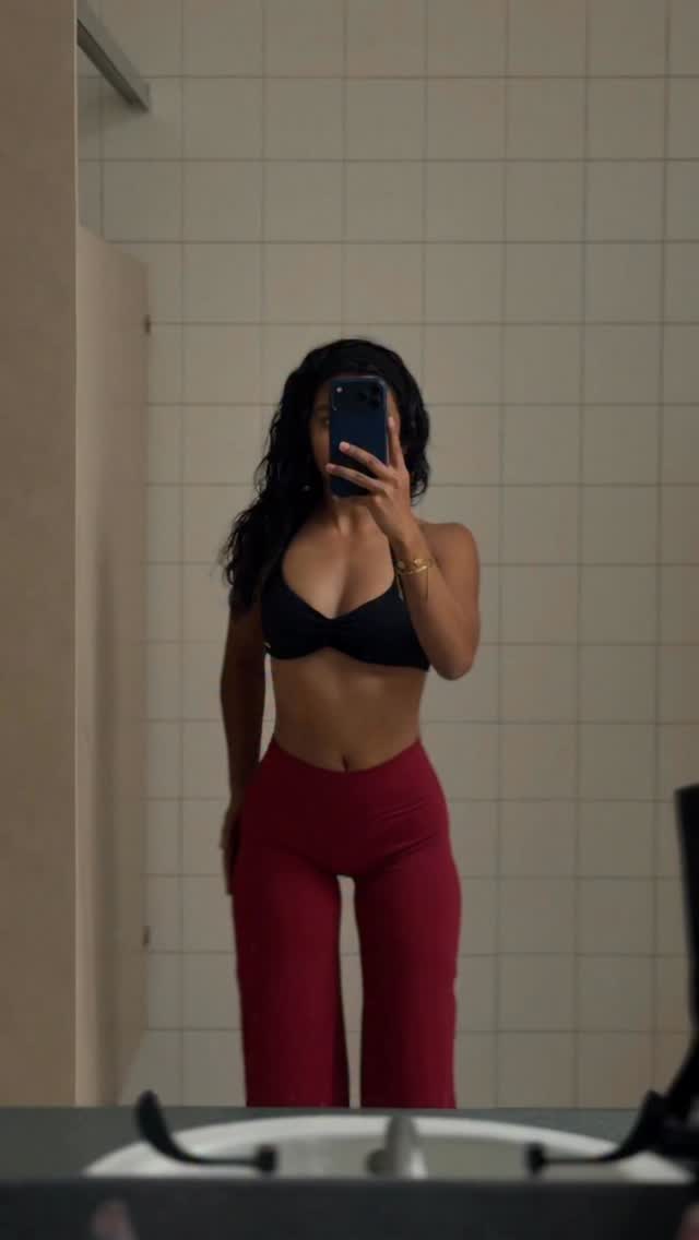 Instagram post by @angfi.tness for Yeoreo. Caption reads: pants @yeoreo_official | code ANGFITNESS for a....