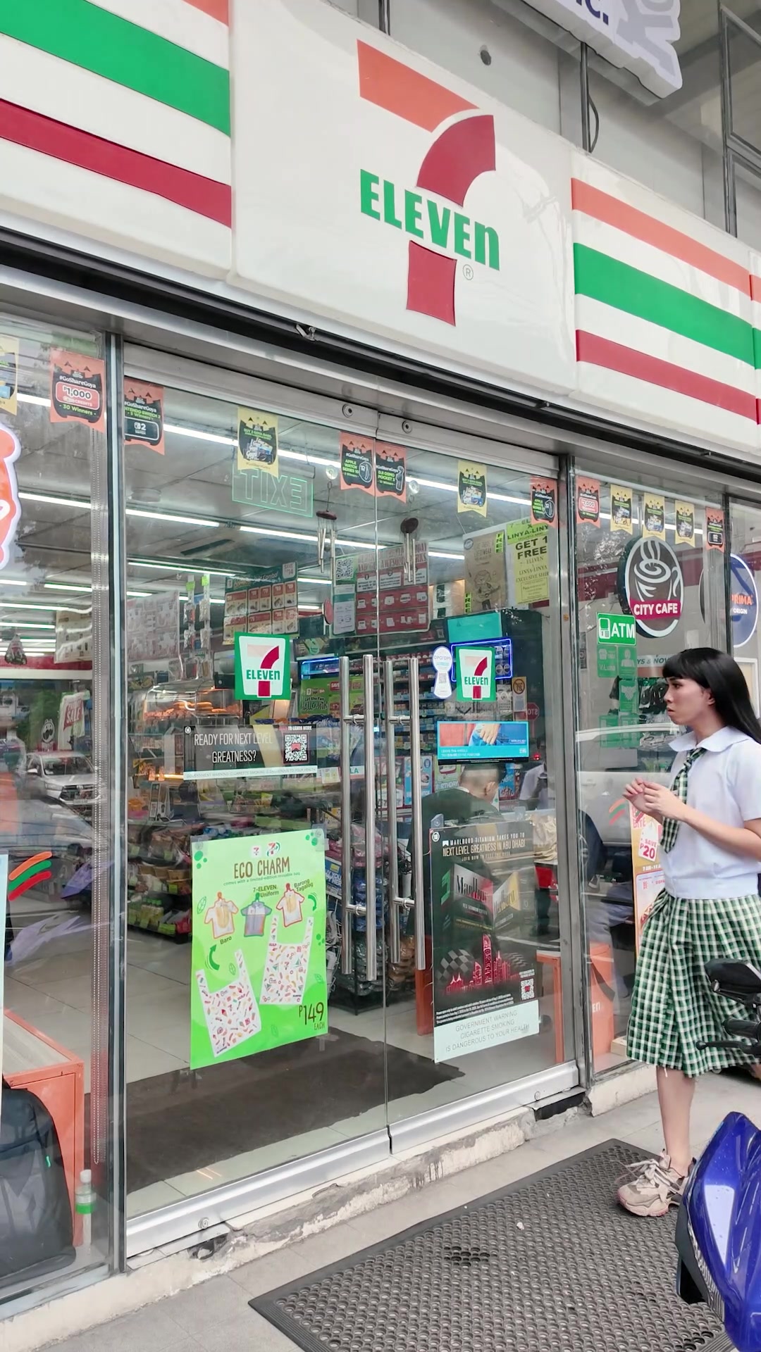 TikTok post by @itssassagurl for 7-Eleven. Caption reads: Masarap, mura, at ready palagi. Parang ako char!....