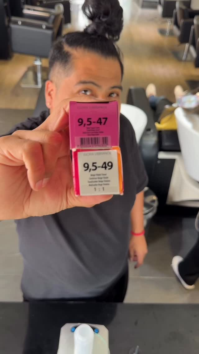 Instagram post by @enrique.kingofblondes for Schwarzkopf Professional. Caption reads: Rubio Dorado 
Fórmula para un Balayage Rubio....