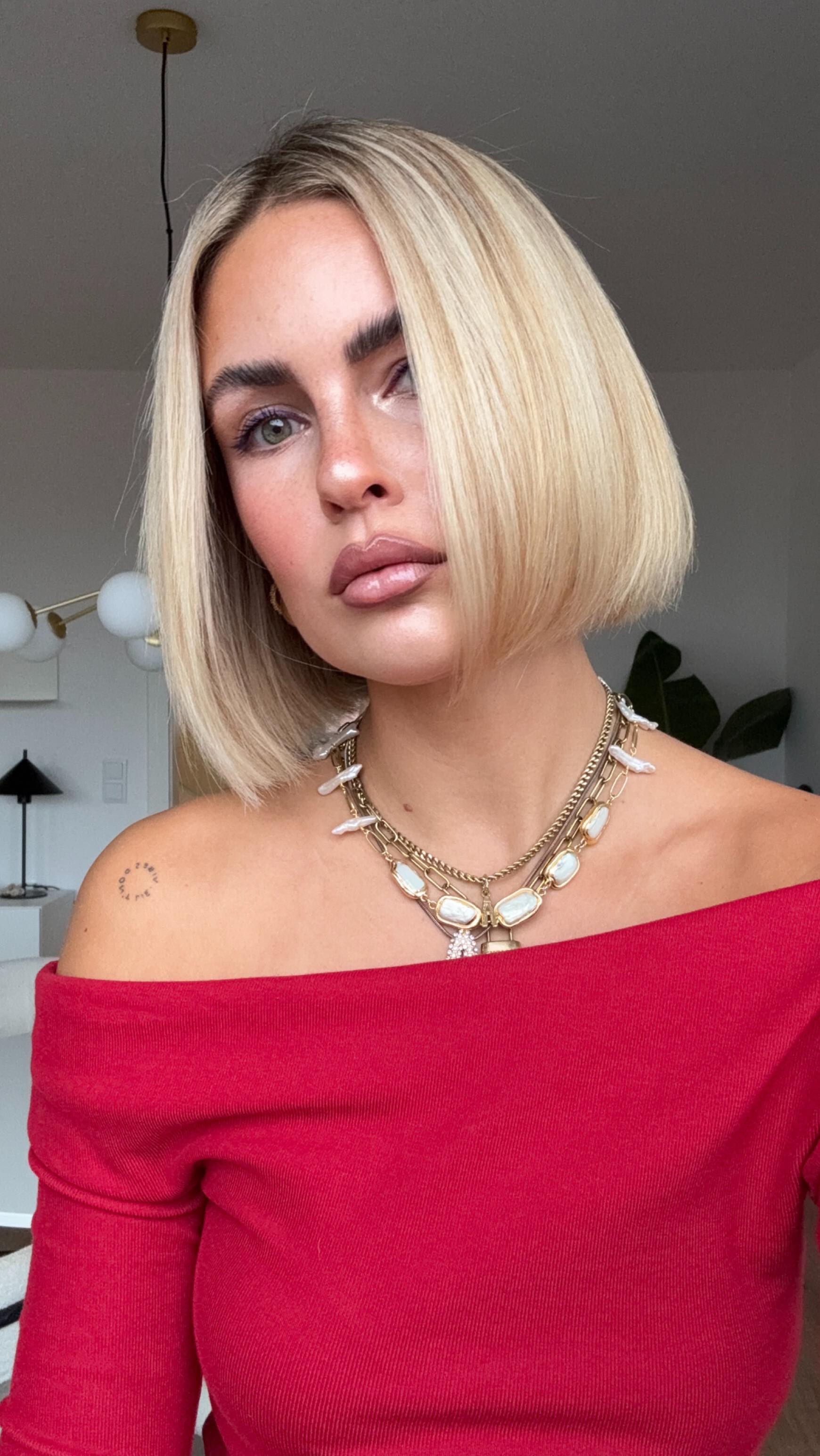 Instagram post by @julia.kammerer for Shark Beauty. Caption reads: anzeige @sharkbeautyde 
pov: you only have 10 min....