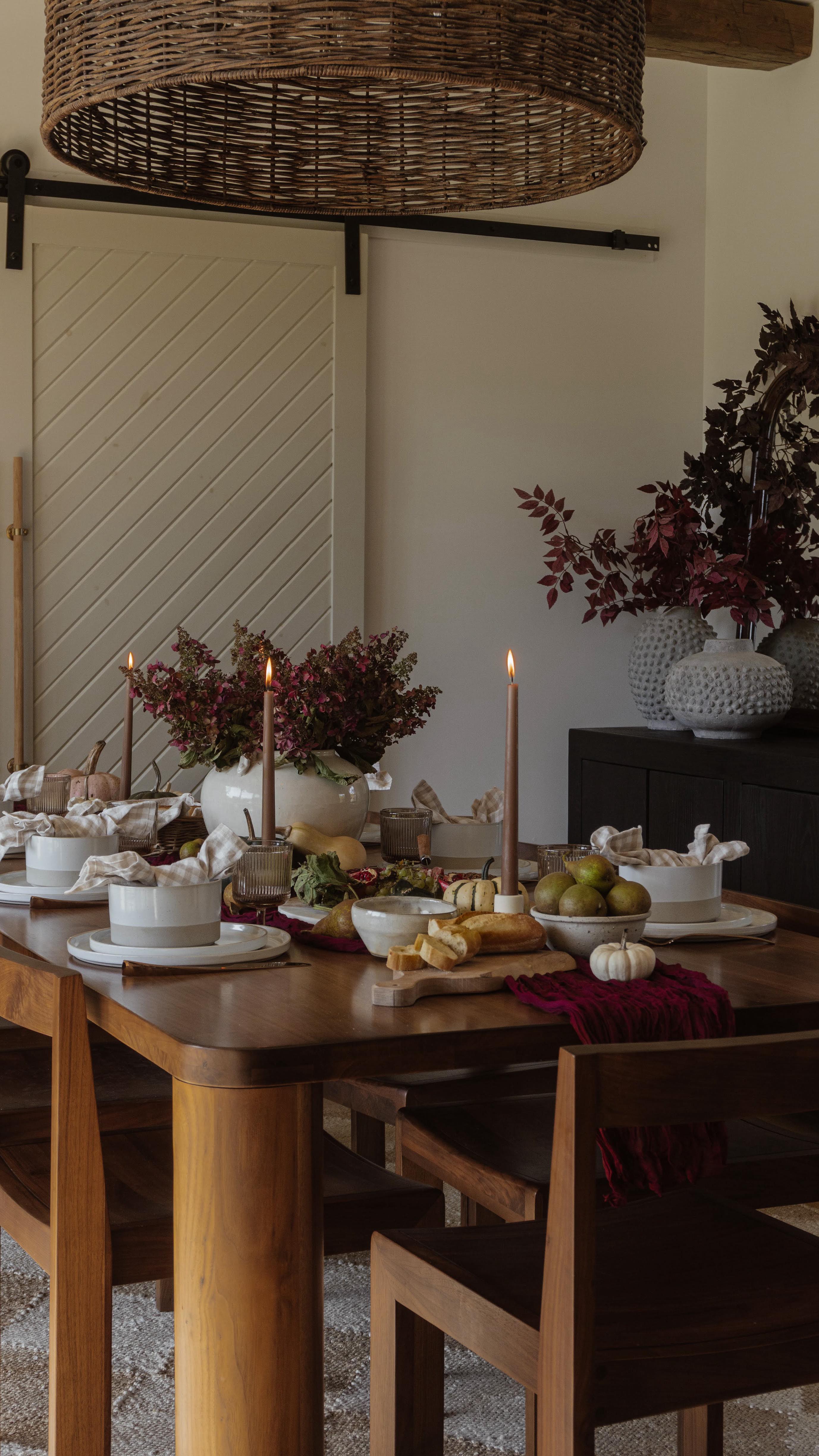 Instagram post by @kassandradekoning for Sundays. Caption reads: [...] Dining Table and Plain Chairs from....