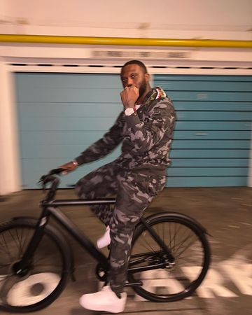 Instagram post by @headieone for VanMoof. Caption reads: Pullin up like it 010 agen 🚲 @vanmoof....