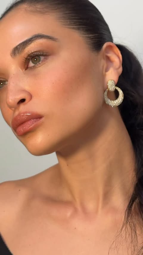 Instagram post by @shaninamshaik for bareMinerals. Caption reads: If you’re looking for the perfect gift this....