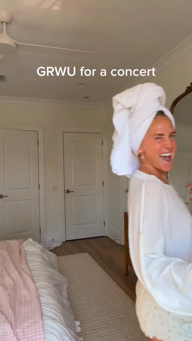 Instagram post by @joandkemp for Sun Bum. Caption reads: best date night ❤️‍🔥 both rocking @sunbum sea....