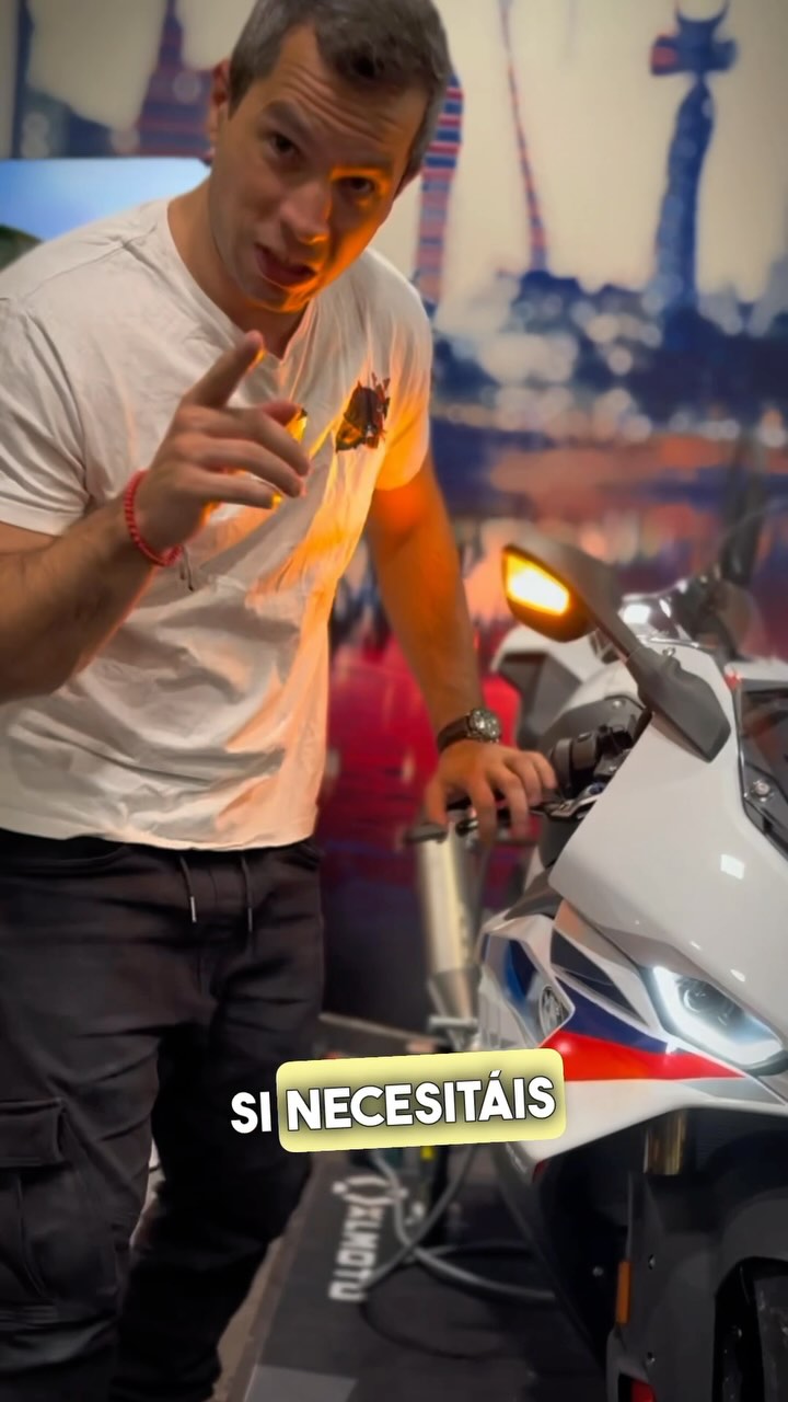 Instagram post by @zodzthebiker for XLMOTO. Caption reads: Equípate para esta temporada 2025 con Súper....