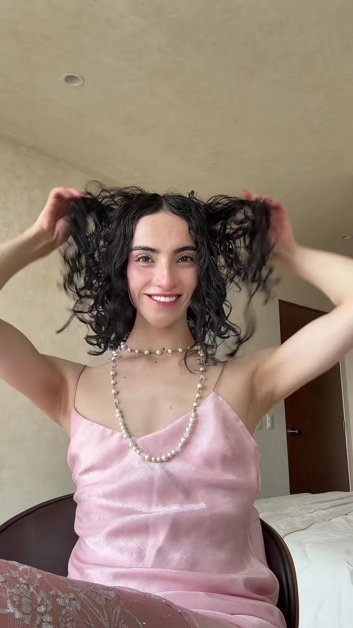 TikTok post by @hadassahtirosh for Herbal Essences LA. Caption reads: Peinar el cabello ondulado nunca fue tan fácil 💖....
