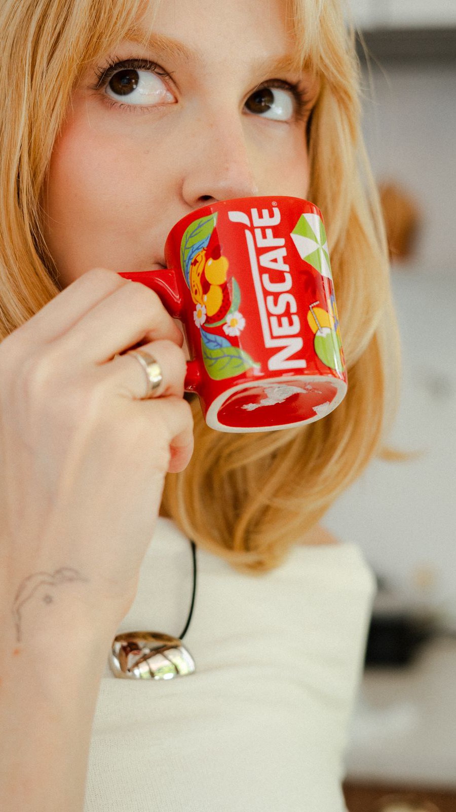 Instagram post by @isascherer for Nescafe. Caption reads: 5 Nescafés inspirados nas novas xícaras....