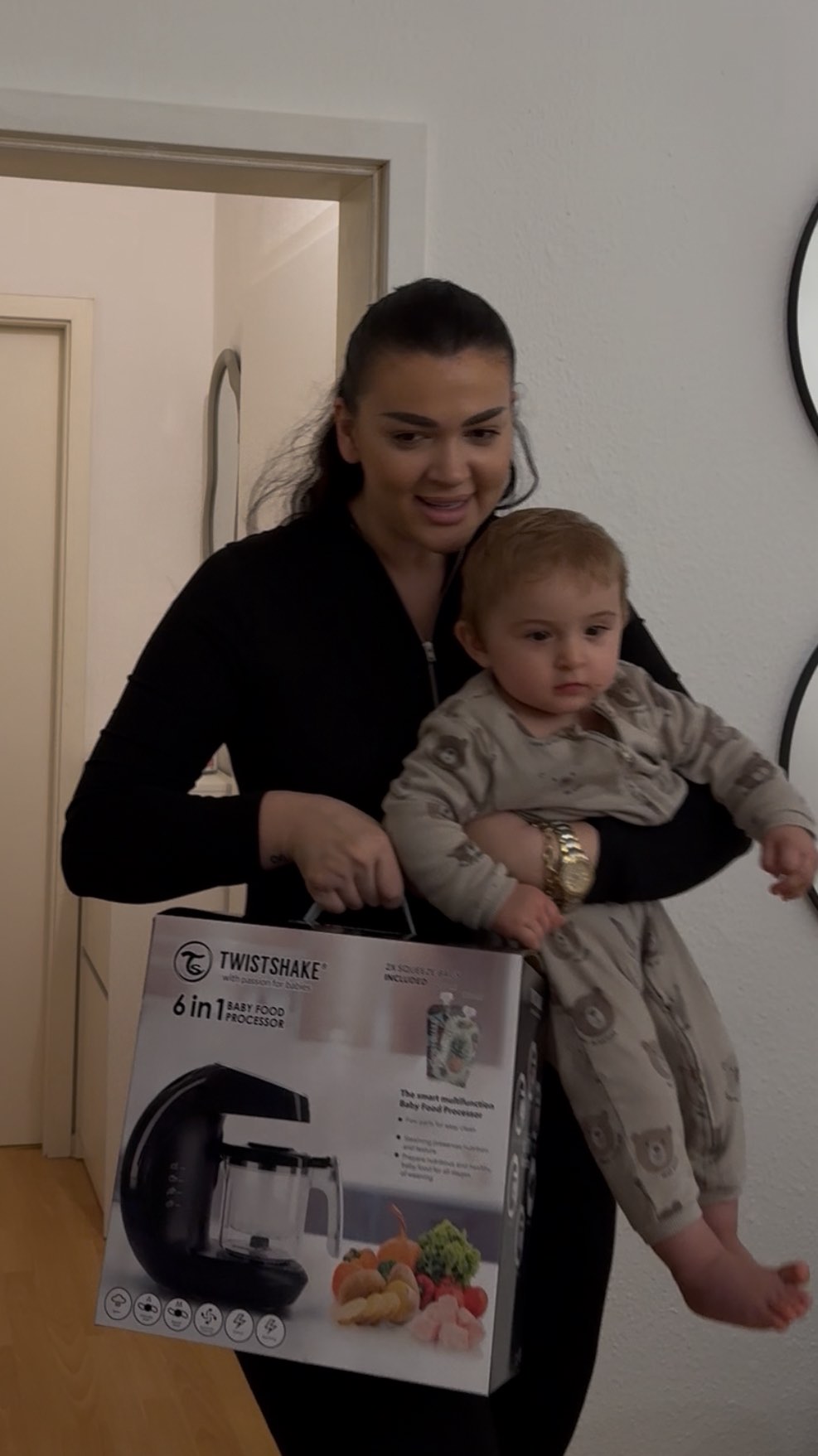 Instagram post by @donnakelmendiii for Twistshake. Caption reads: Zbritje Vjeshte: Deri ne 60% zbritje....