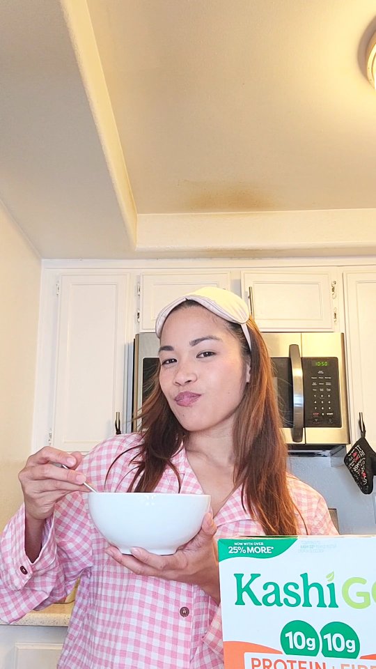 Instagram post by @lakatwoman.og for Kashi. Caption reads: #ad Mornings made easy with @Kashi GO 💪🥣 10g....