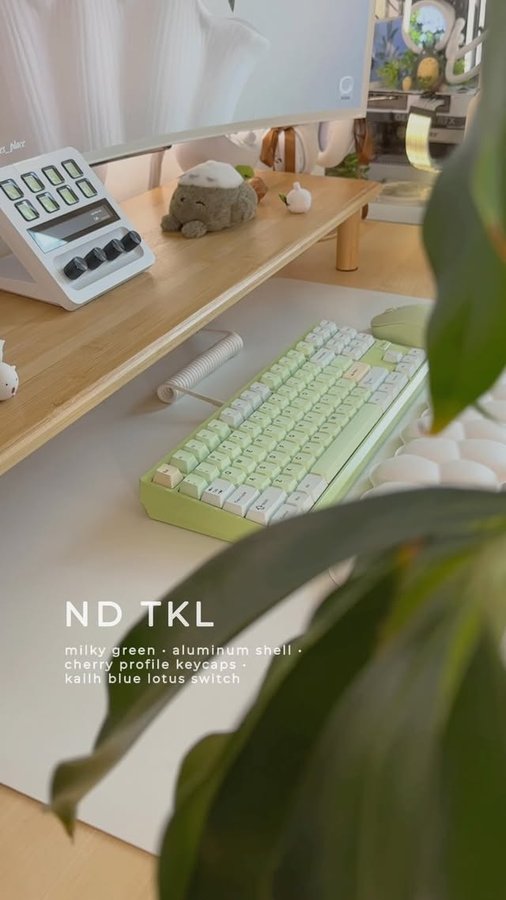 Instagram post by @dailyalissa_ for Chilkey. Caption reads: And another green keyboard for the collection....
