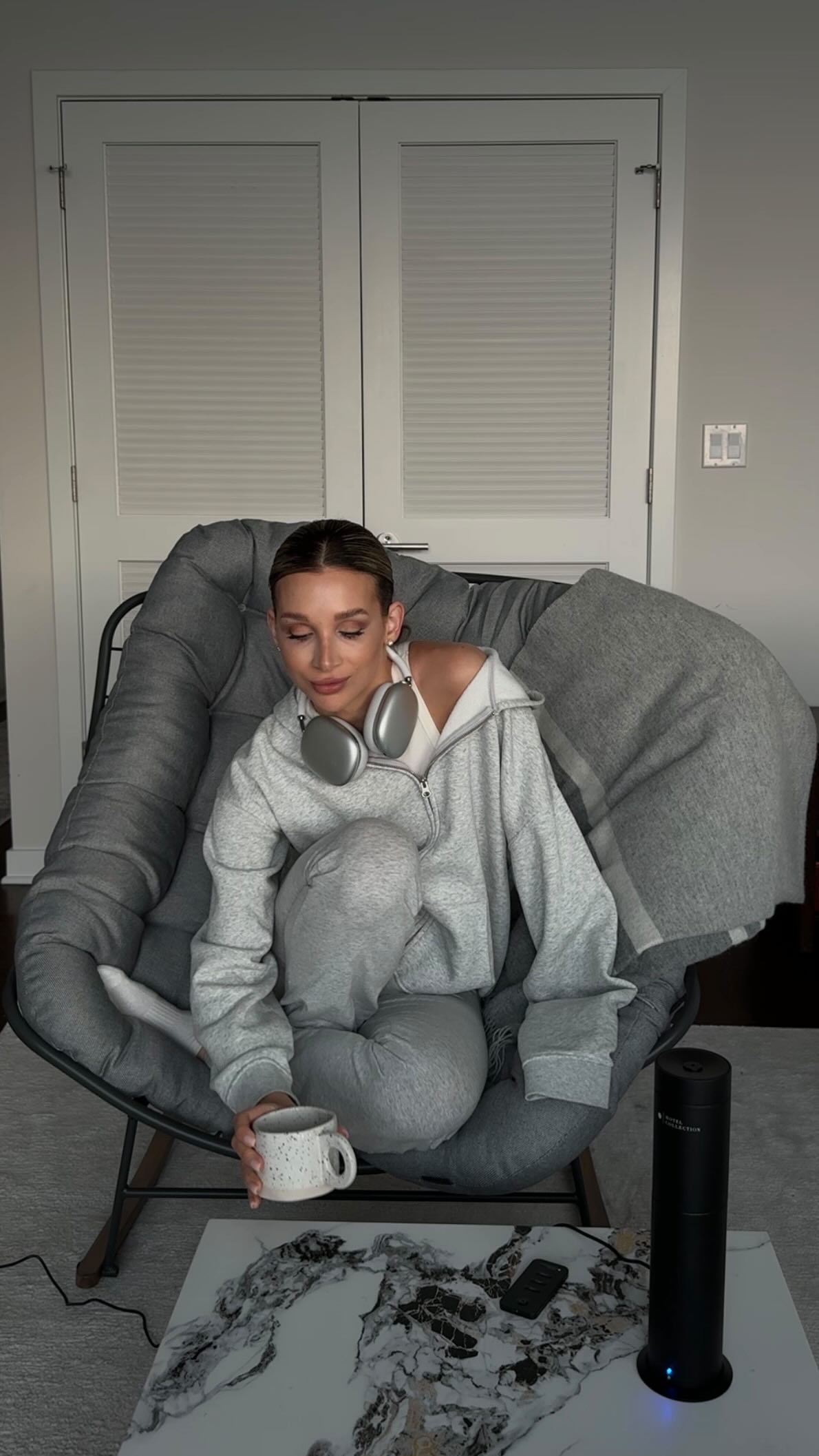 Instagram post by @yulllliiaa for Hotel Collection. Caption reads: [...] 1 hotel in seconds — my way oil by....