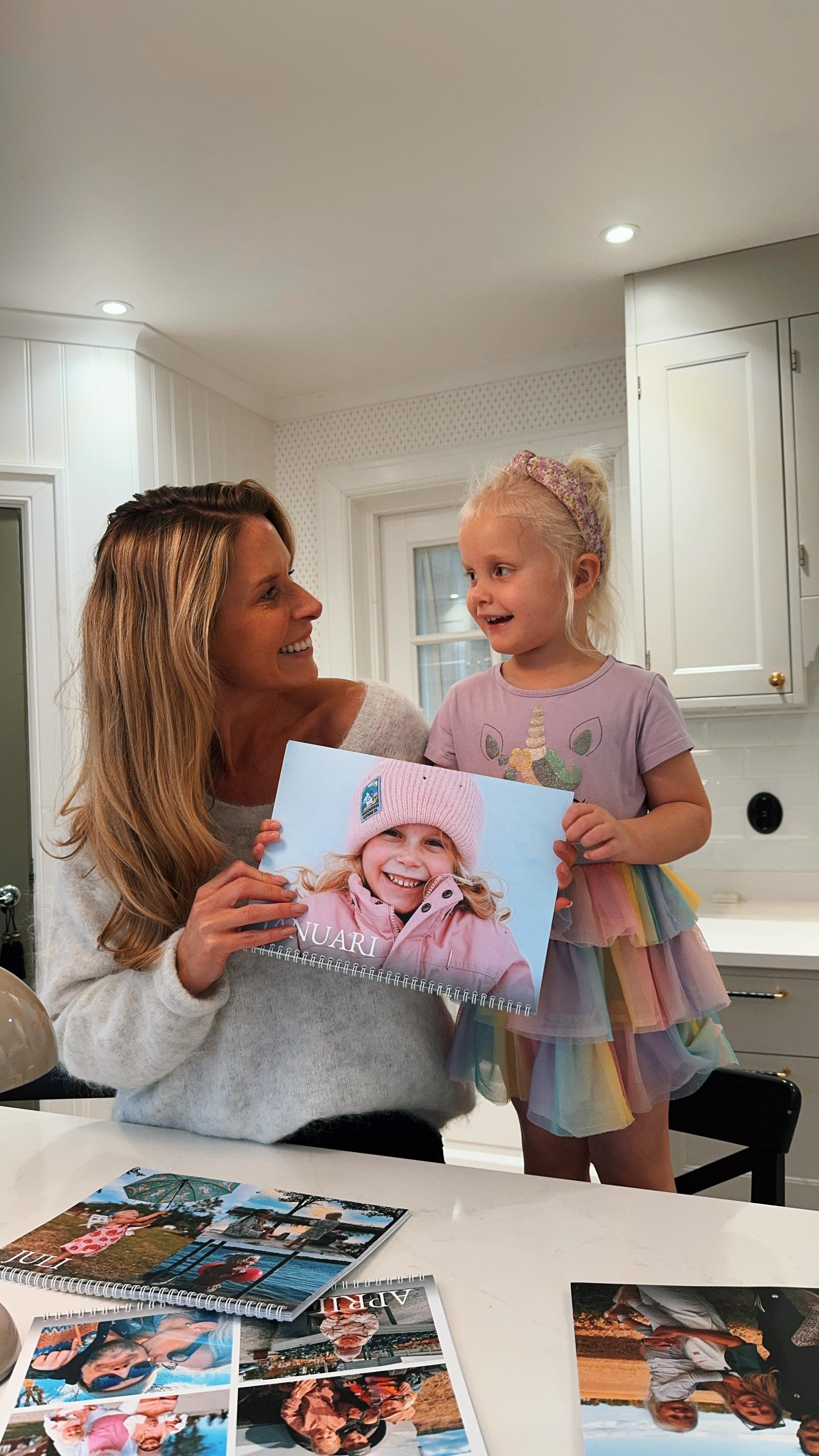 Instagram post by @carolinekejbert for Önskefoto. Caption reads: Årets julklapp från @onskefoto är här! 💕 Vi....