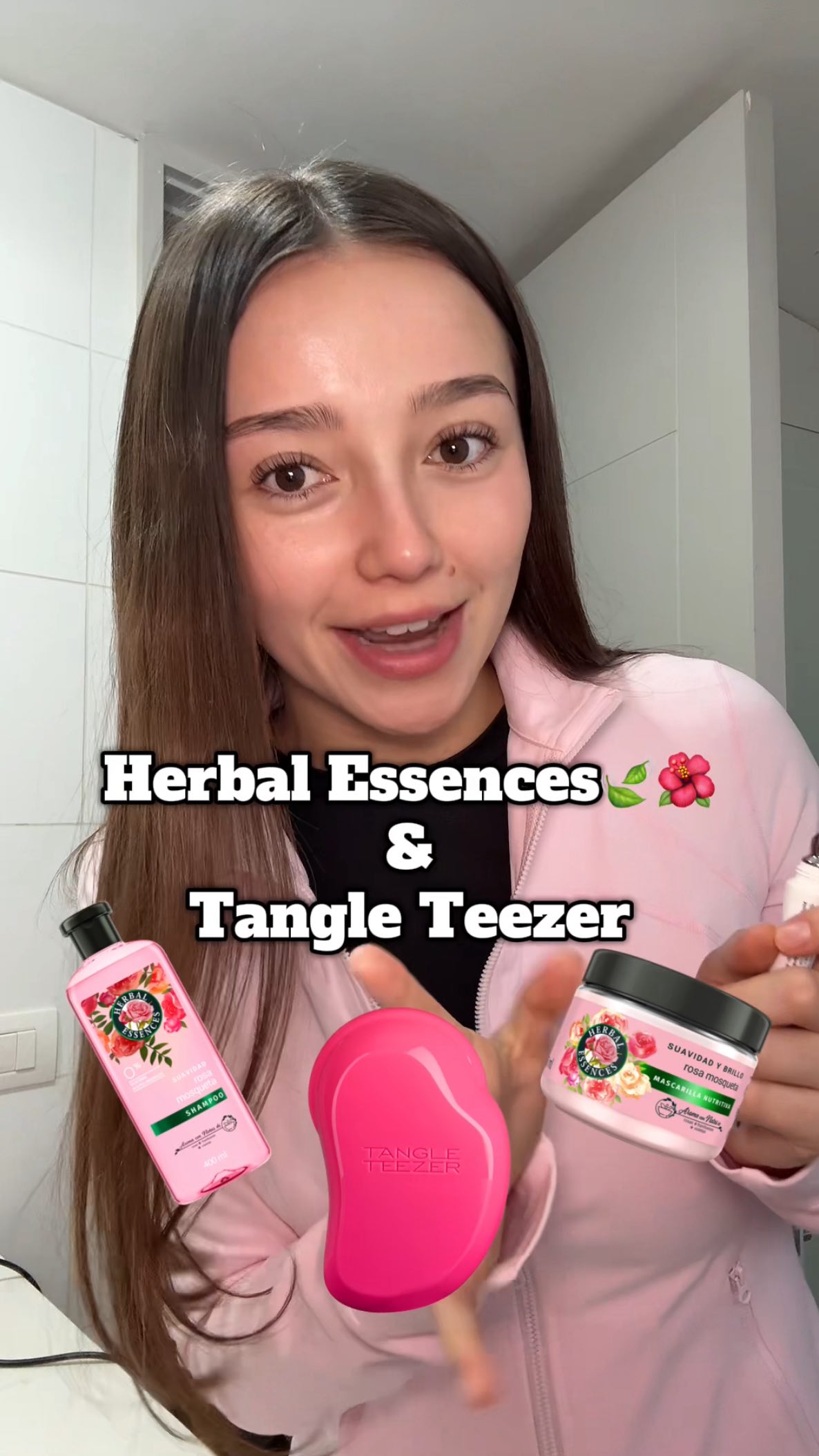 Instagram post by @cata.gonzalezz for Herbal Essences LA. Caption reads: Las dejo invitadas a 2 panoramas, para que vayan,....