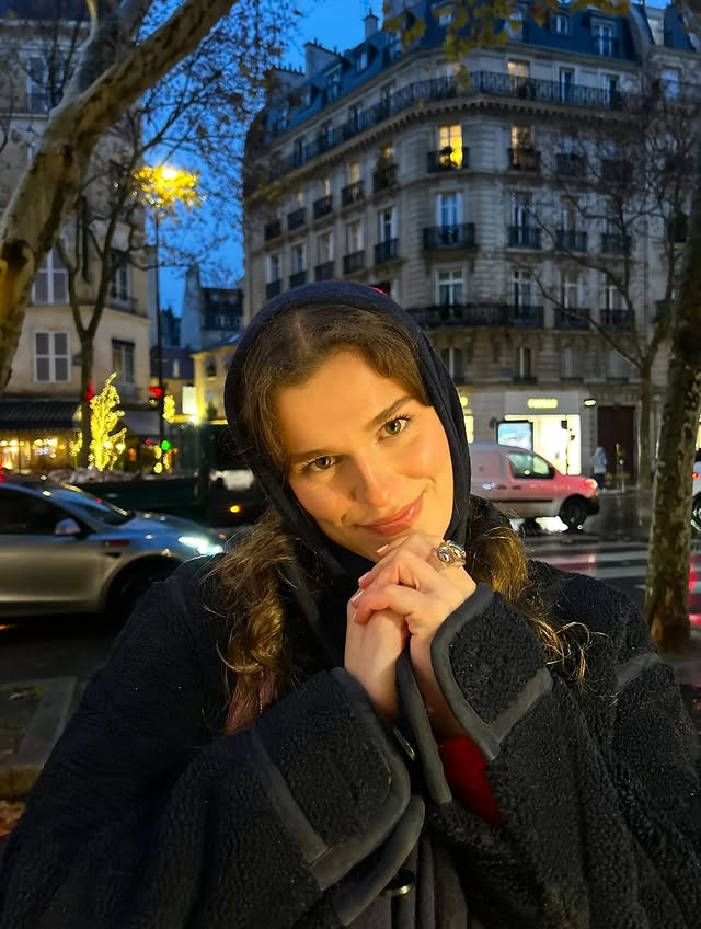 Instagram post by @hdnlili for Galeries Lafayette. Caption reads: Recently 🫰🏻💗🌂🪵💘📚🍸✏️
(Contient des prêts -....