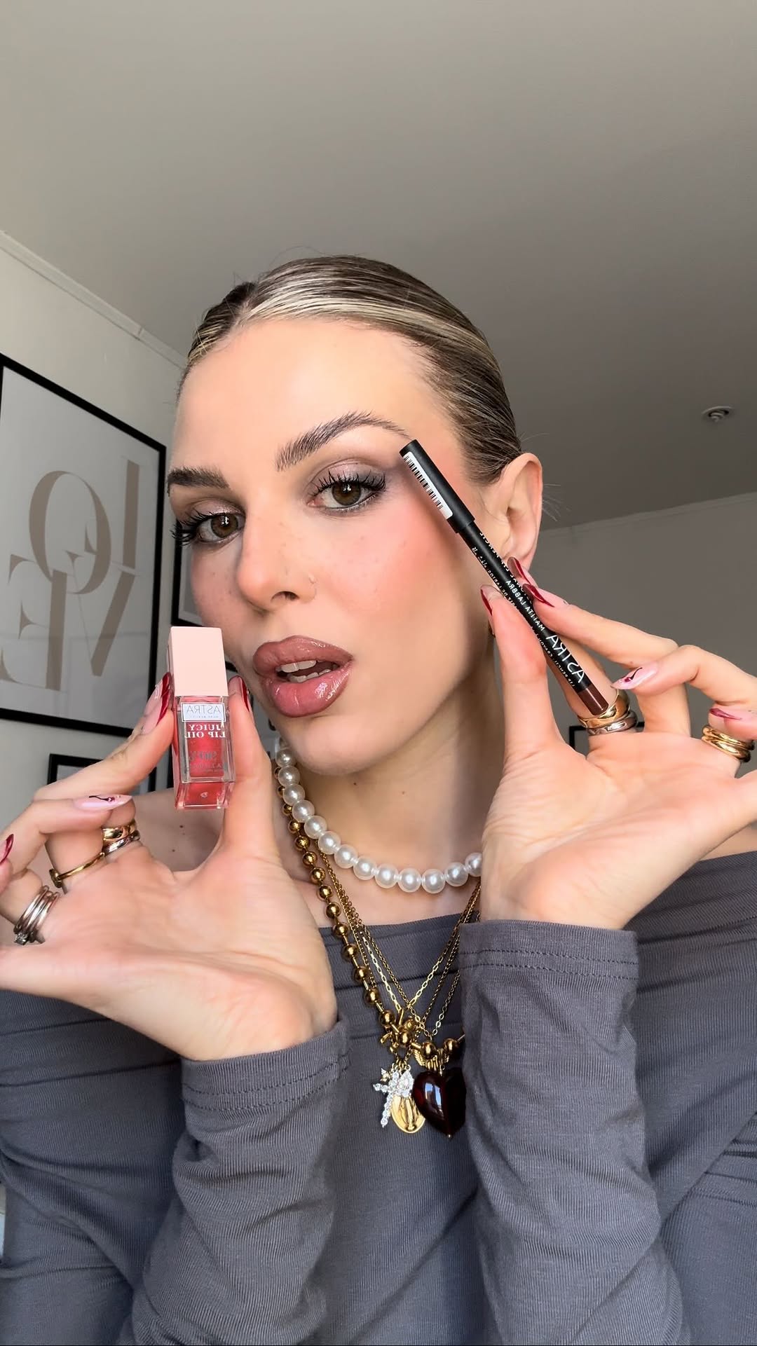 Instagram post by @sa.costantini for Astra Make-Up. Caption reads: Matita labbra n34 e juicy lip oil colorazione 02....