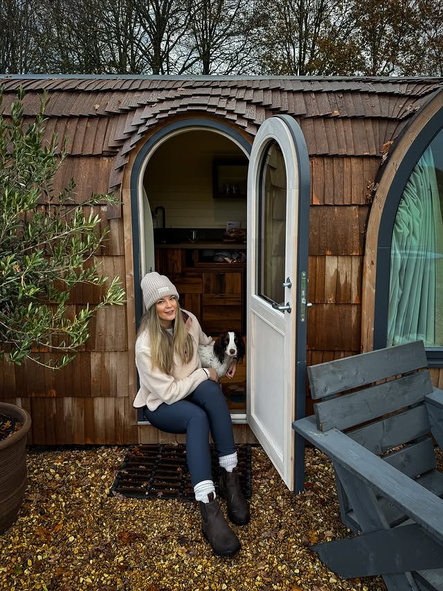 Instagram post by @beckyandthespaniels for ACAI Outdoorwear. Caption reads: [...] 🥰✨

My full outfit is from @acaioutdoorwear....