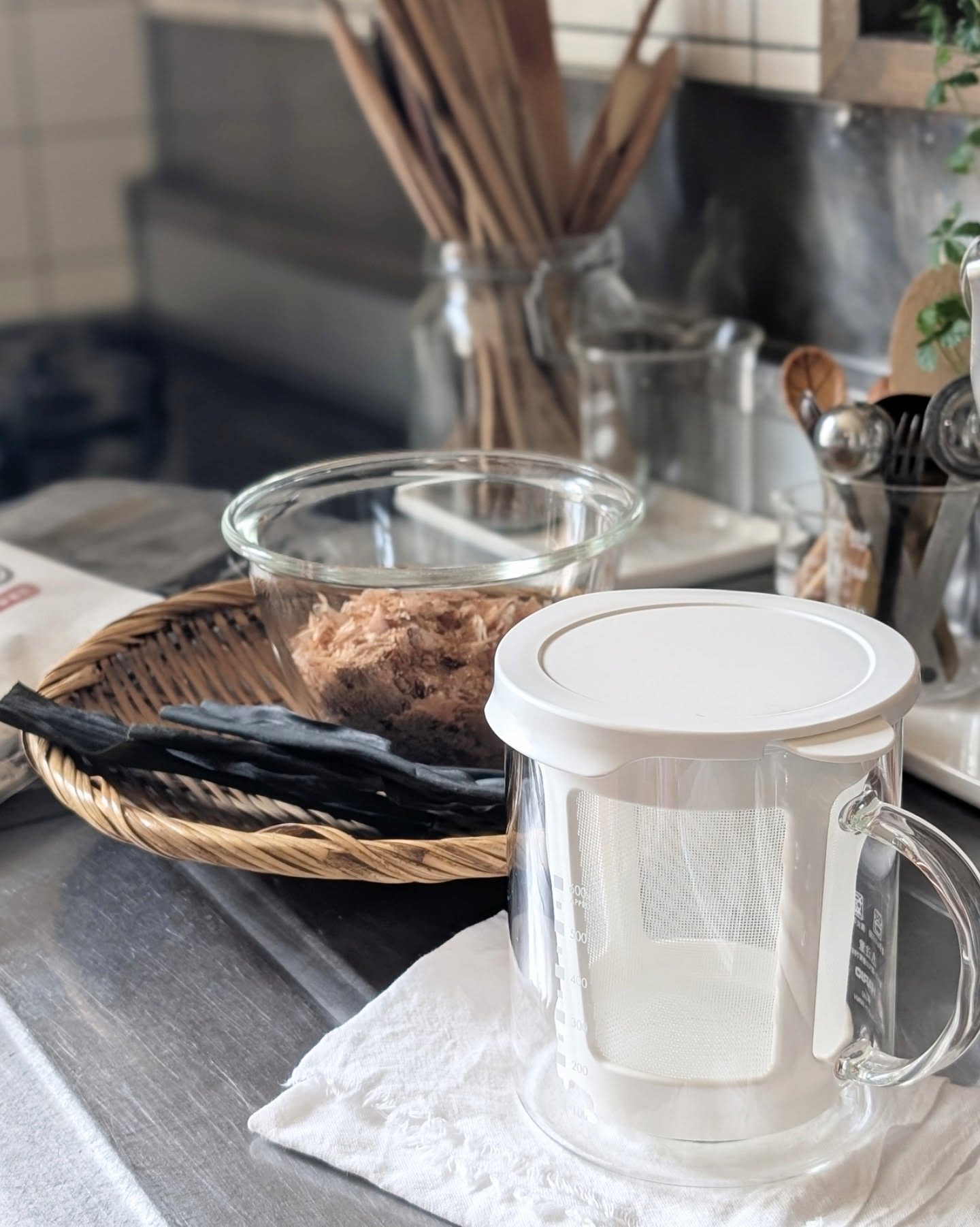 Instagram post by @kinari.living for HARIO. Caption reads: 美味しそうな昆布をいただいたので、かつお節と一緒に和風だしに。
使うのは HARIO....