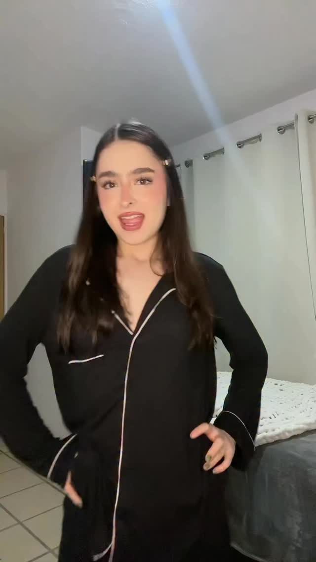 Instagram post by @jacqui.comm for Cyzone. Caption reads: @cyzone_oficial 🍷🍷🍷.