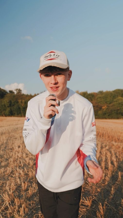 Instagram post by @jasperdcul for Moment. Caption reads: [...] to get ☑️ This is the pro camera app by....