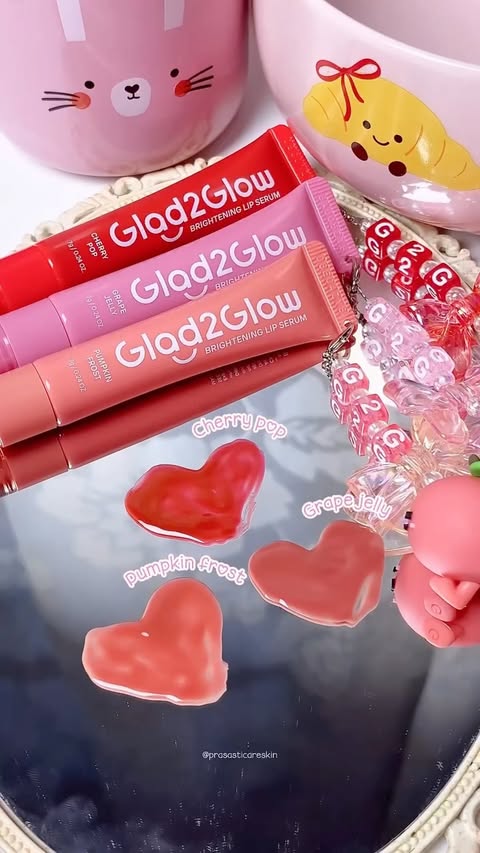 Instagram post by @prasasticareskin for Glad2Glow. Caption reads: [...] keychain. Fix jadi kesayangan baru!....
