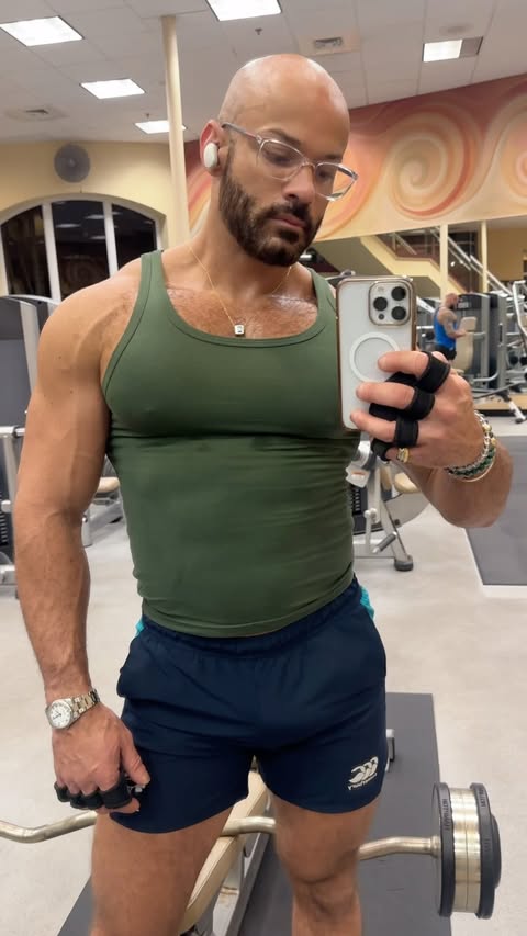 Instagram post by @thelvbrazil for Coyote Jocks. Caption reads: [...] triceps workout past bedtime 🫣
🎽:....