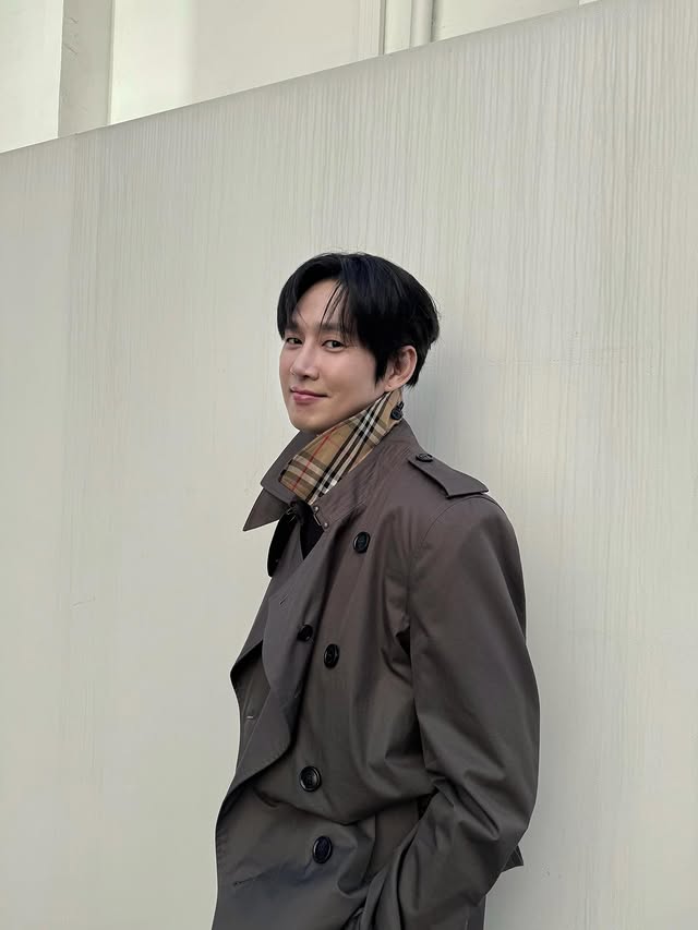 Instagram post by @boxabum for Burberry. Caption reads: Spring🥰 #burberry #Ad.