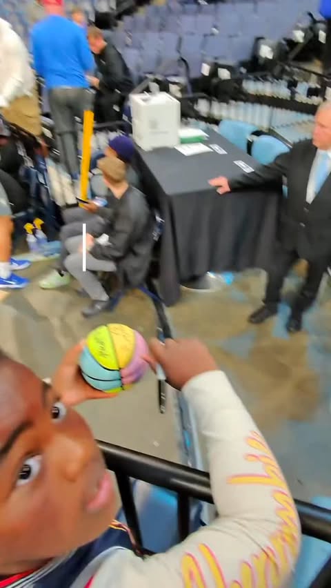 Instagram post by @tarvercards for Topps. Caption reads: [...] players for their autograph! 🤜🏽💥🤛🏽....