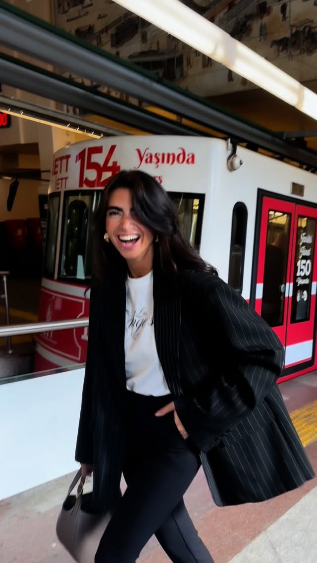 Instagram post by @selennergiz for Longchamp. Caption reads: OOTD🤎 Kapri giydim diye linçlenir miyim acaba? 🙊....