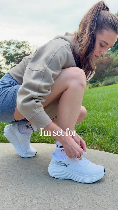 Instagram post by @itserinconfortini for SKECHERS. Caption reads: [...] I want, so come shopping with me at....