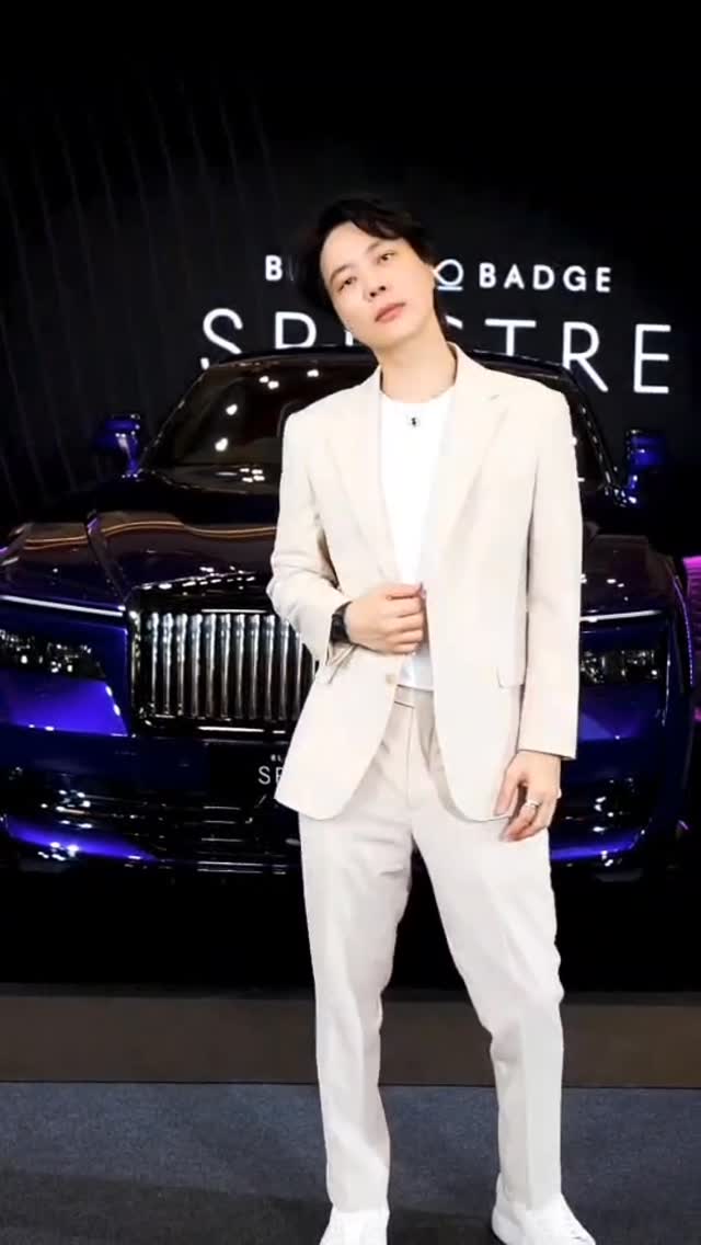 Instagram post by @aofpruek for Rolls-Royce Motor Cars. Caption reads: Welcome to 
ROLL-ROYCE BLACK BADGE....