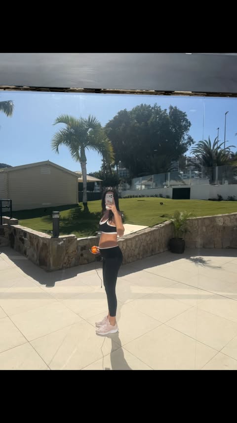 Instagram post by @claudia.martinez for Fashion Nova. Caption reads: Embajadora de @fashionnova 🖤 (realmente cumplimos....