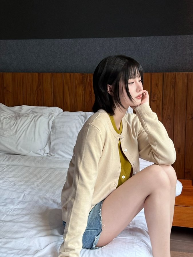 Instagram post by @gracebudsarin for Pomelo Fashion. Caption reads: 🌷

#PomeloGirls #EmotionalSupportCardigan.