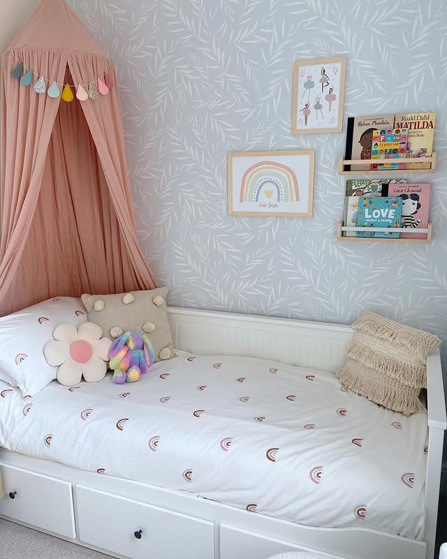 Instagram post by @lifethroughemseyes for Livette's Wallpaper. Caption reads: [...] Bedding - @hm_kids Wallpaper -....