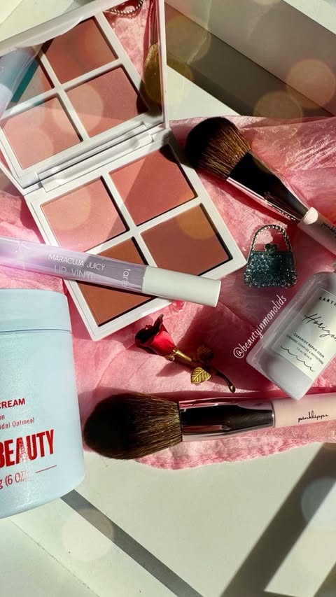 Instagram post by @beautyinmonolids for Earth Harbor. Caption reads: [...] They blend best with powder IMO. •....